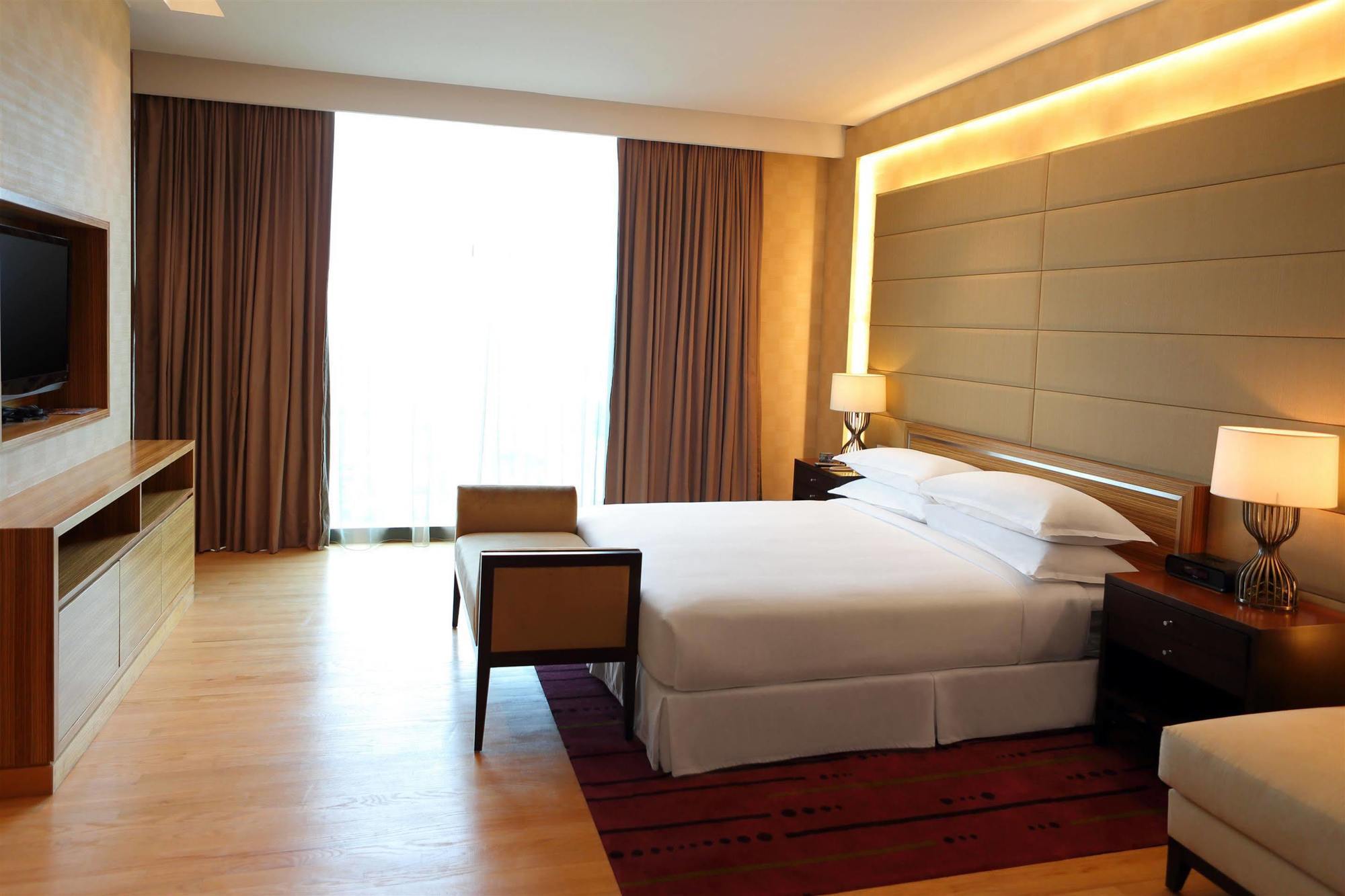 Four Points By Sheraton Kuching Hotel Exterior foto